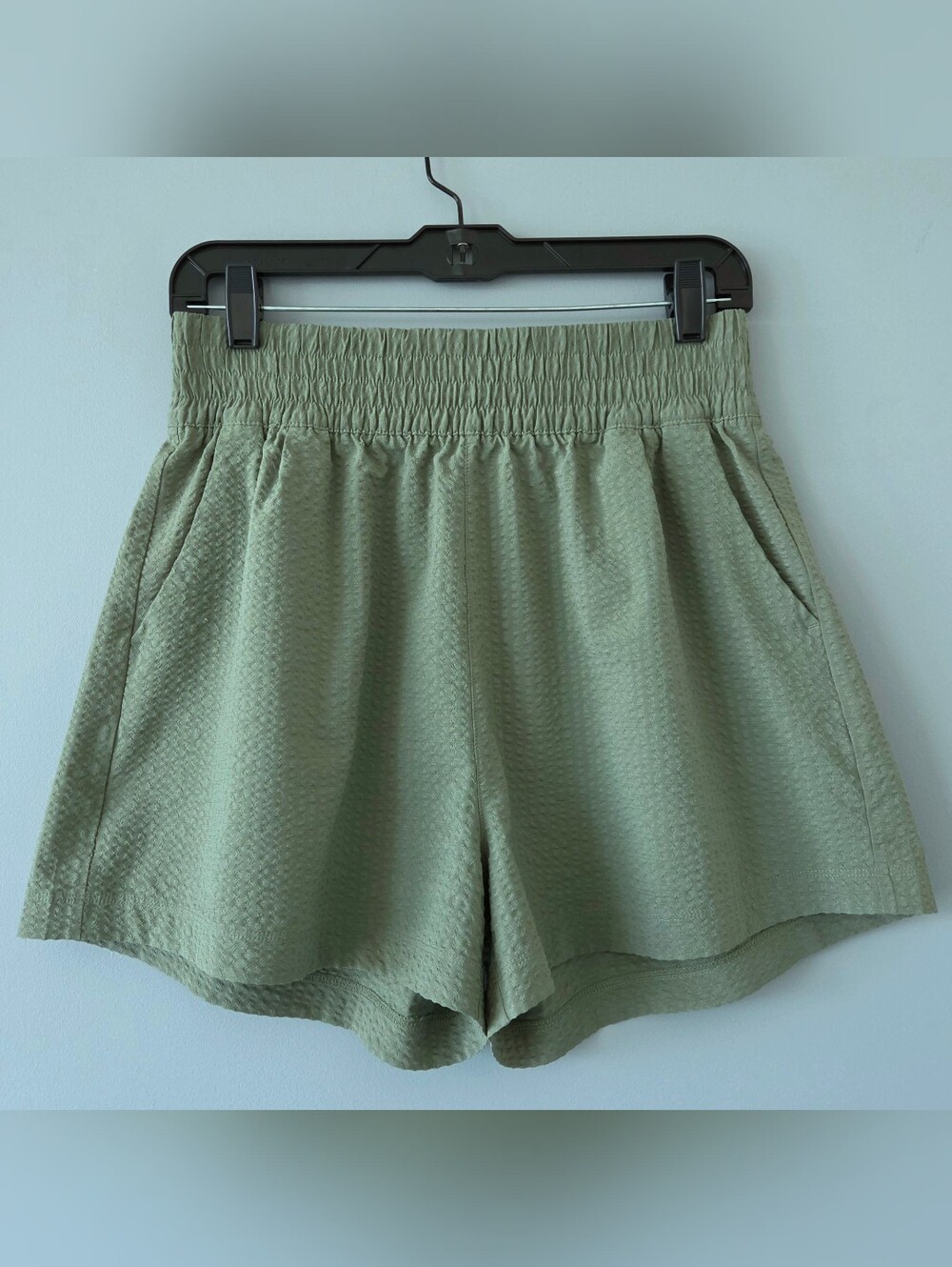 Vuori Women's Villa Textured Short - Medium - Laurel (Sage) - VW3082 - EUC